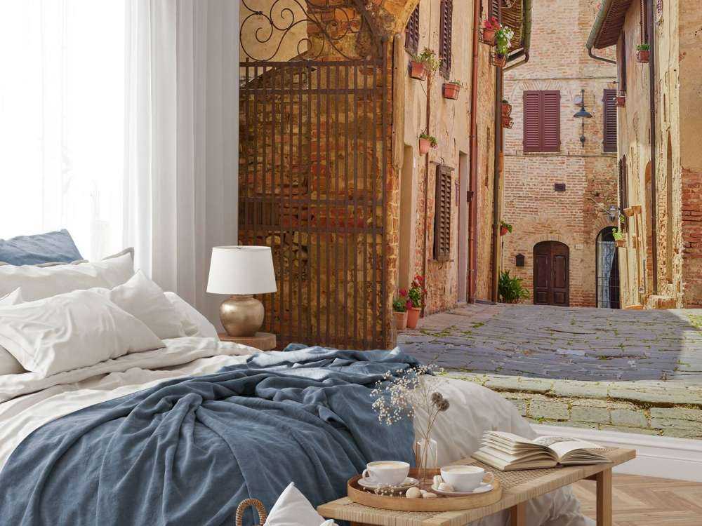 Strada con arco e cancello