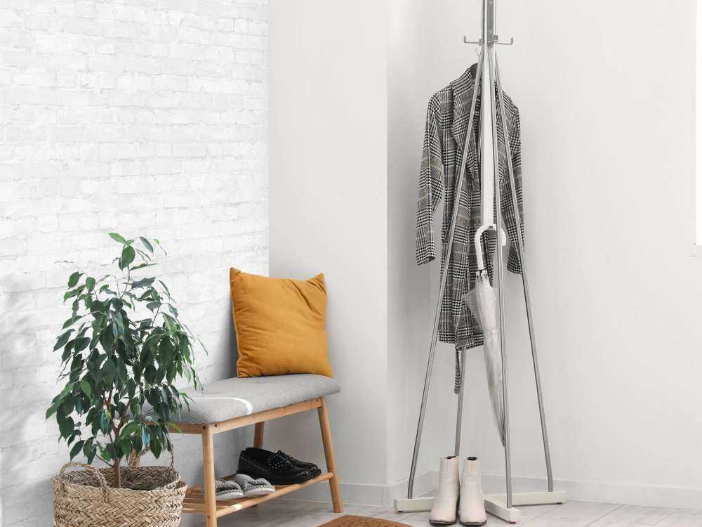 Vecchio muro di mattoni bianchi