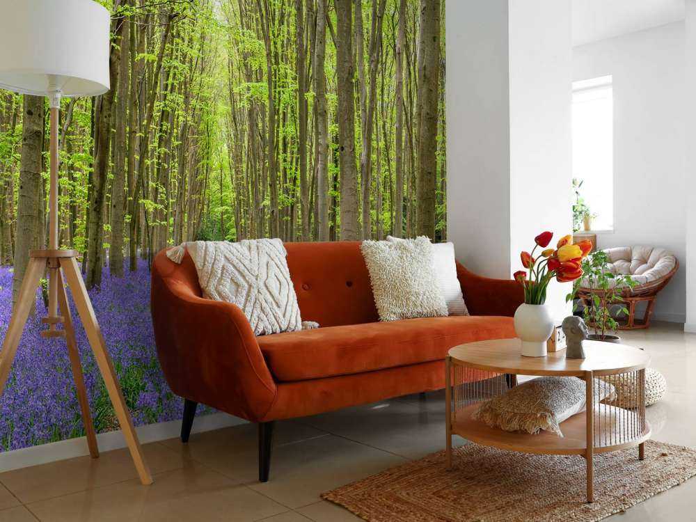 Tracce di pneumatici nella foresta