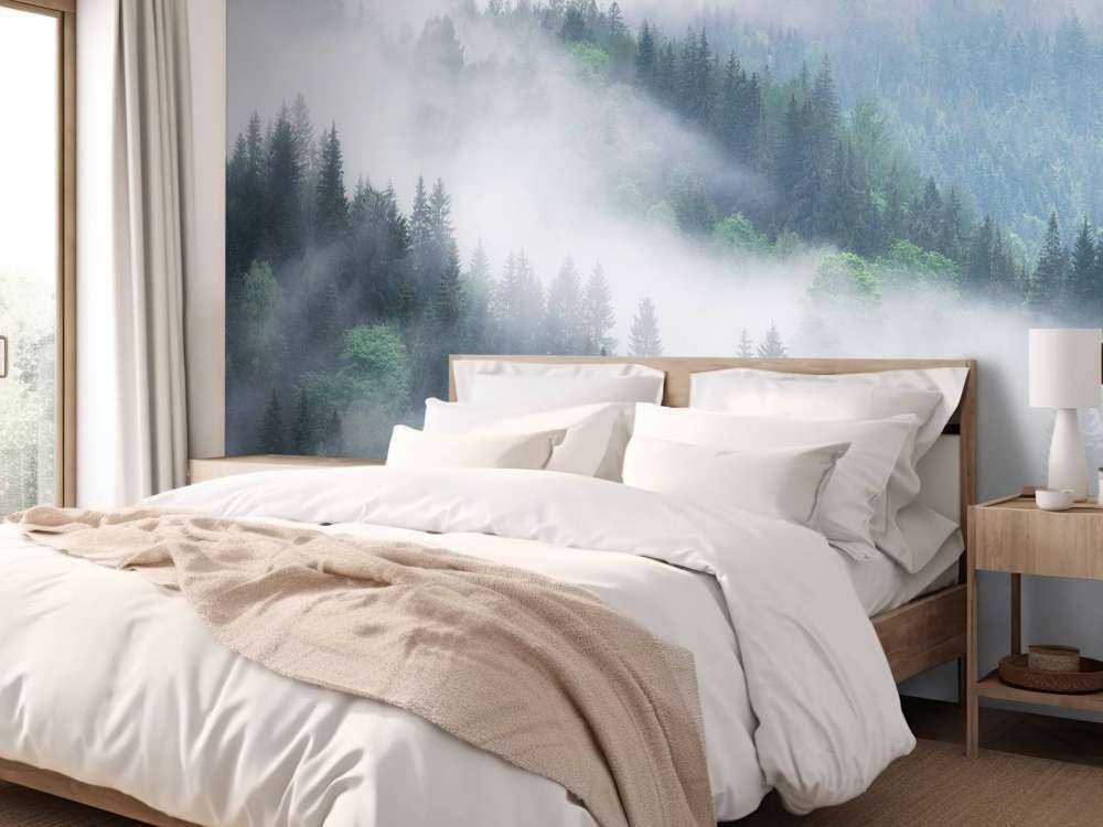 Foresta nebbiosa in montagna