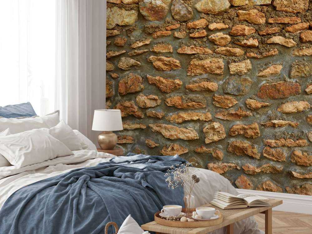 Grande parete con pietre grezze di diverse dimensioni