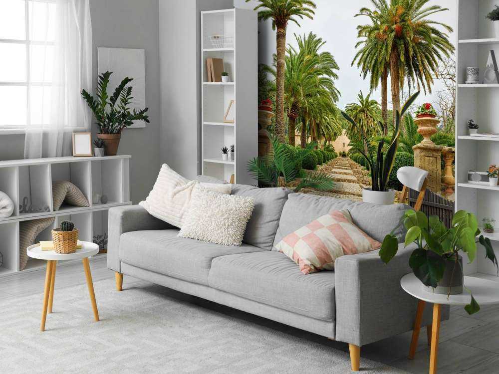 Palme lungo i gradini di pietra