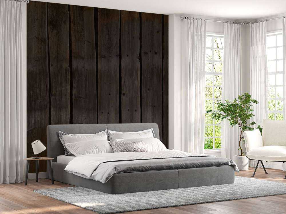 La luce cade sul legno scuro