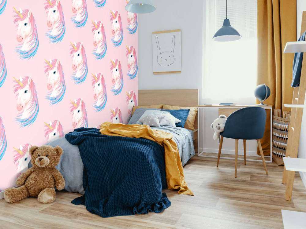 Unicorno bianco con corno dorato