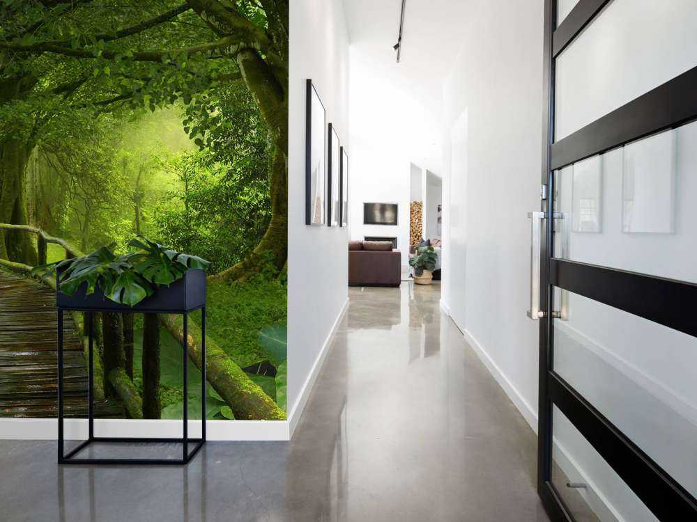 Ponte di legno attraverso una giungla verde