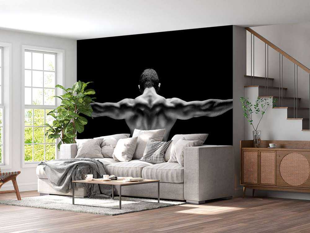 Uomo con le braccia tese