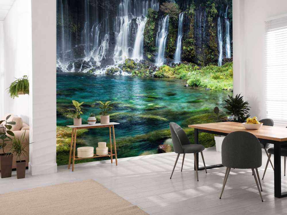 Panorama della cascata con acqua turchese blu turchese
