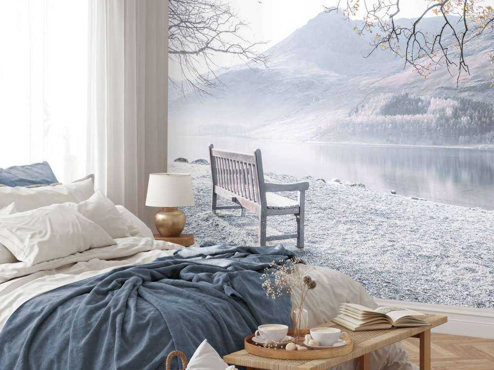 Panchina in un lago tranquillo