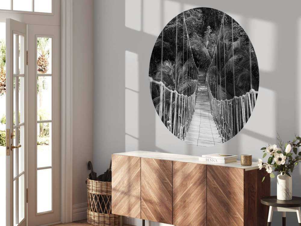 Ponte di legno tra le palme