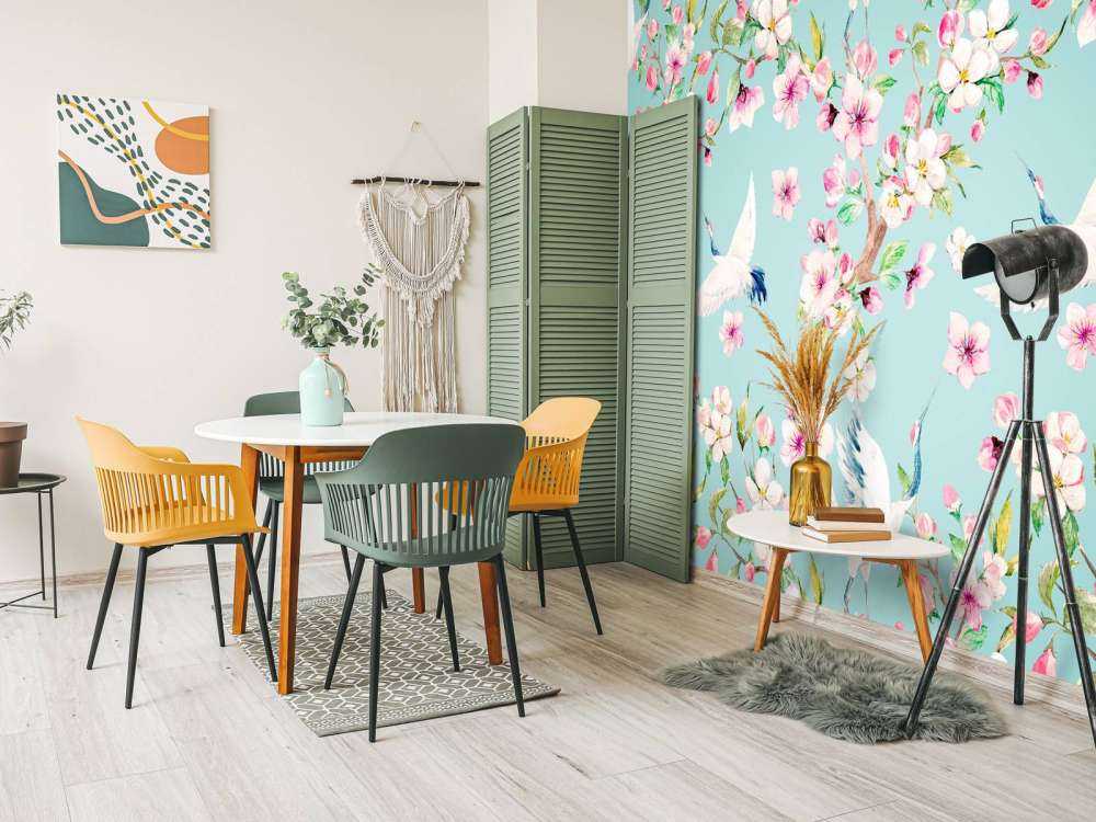 Gru tra i fiori rosa