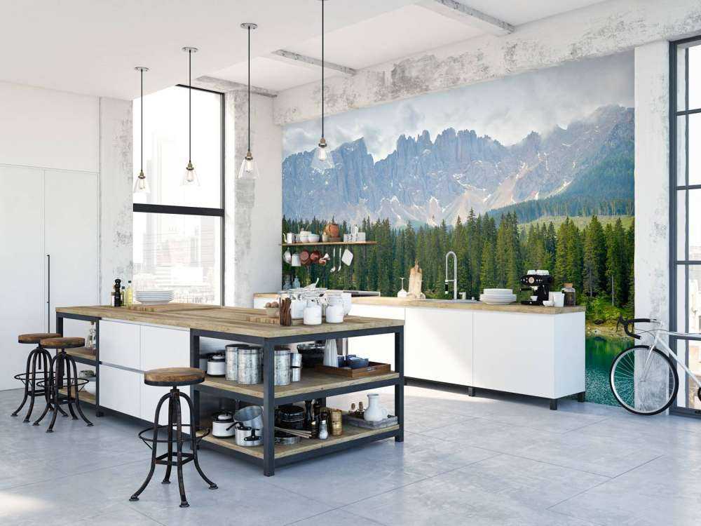 Filare di alberi vicino a un lago di montagna