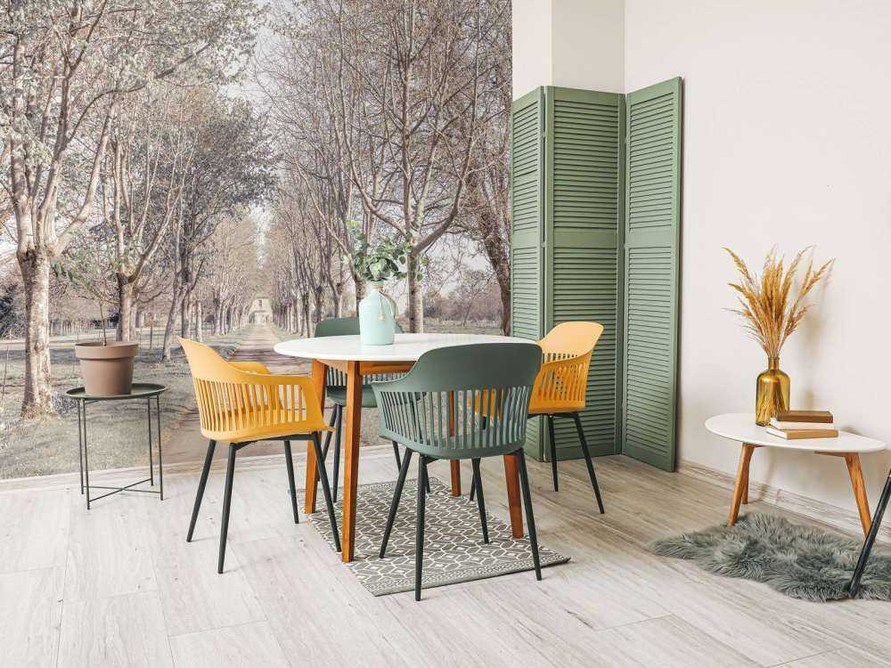 Sentiero tra gli alberi