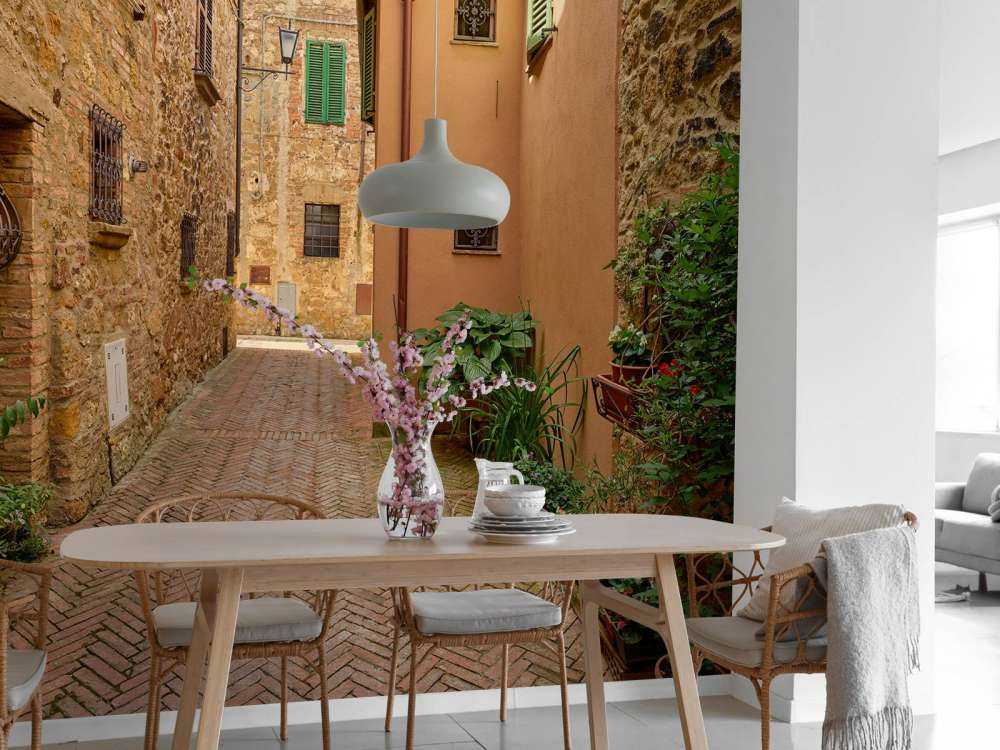 Strada con piante e fiori