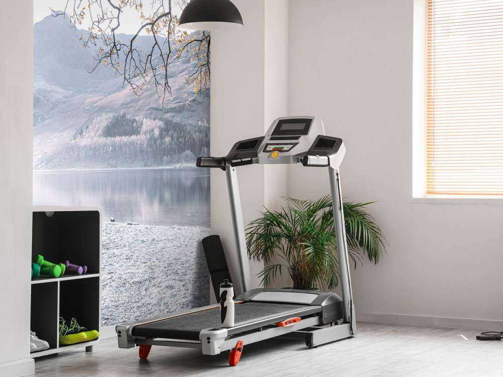 Panchina in un lago tranquillo