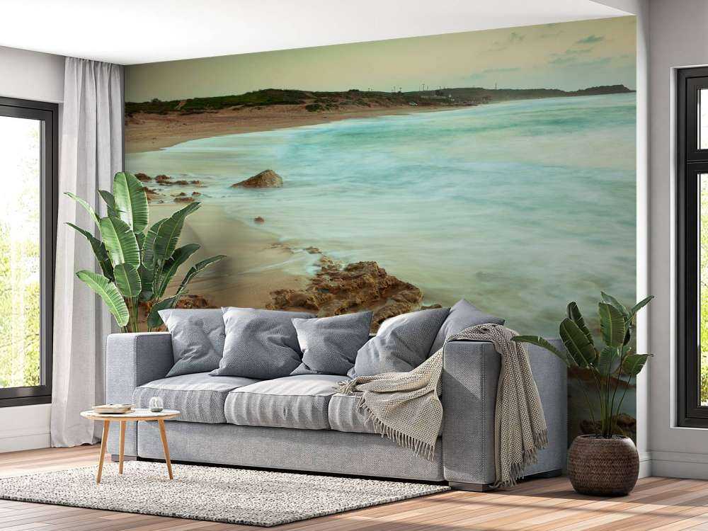 Spiaggia tranquilla con rocce