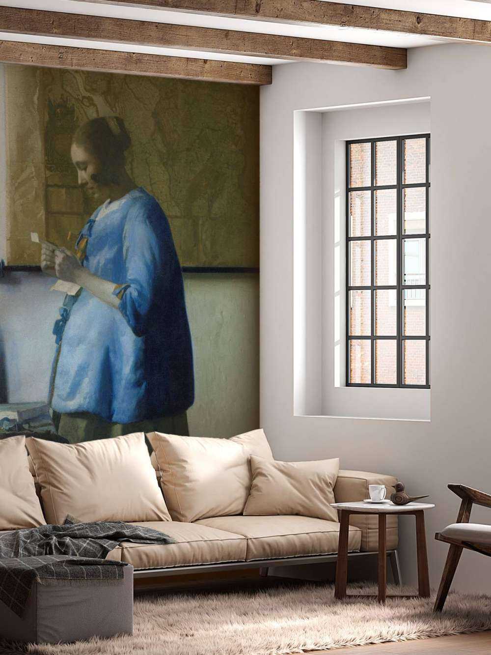 Donna che legge una lettera