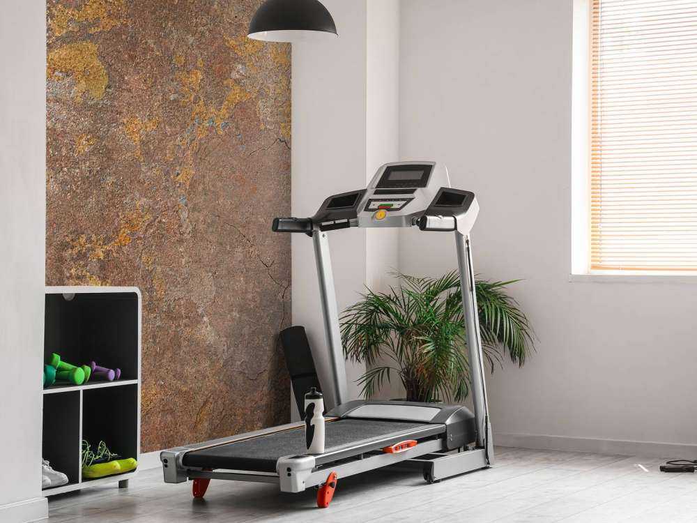 Vecchio muro con stucco giallo