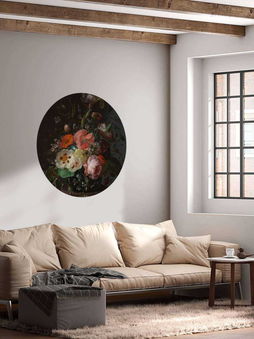 Natura morta con fiori su un tavolo di marmo