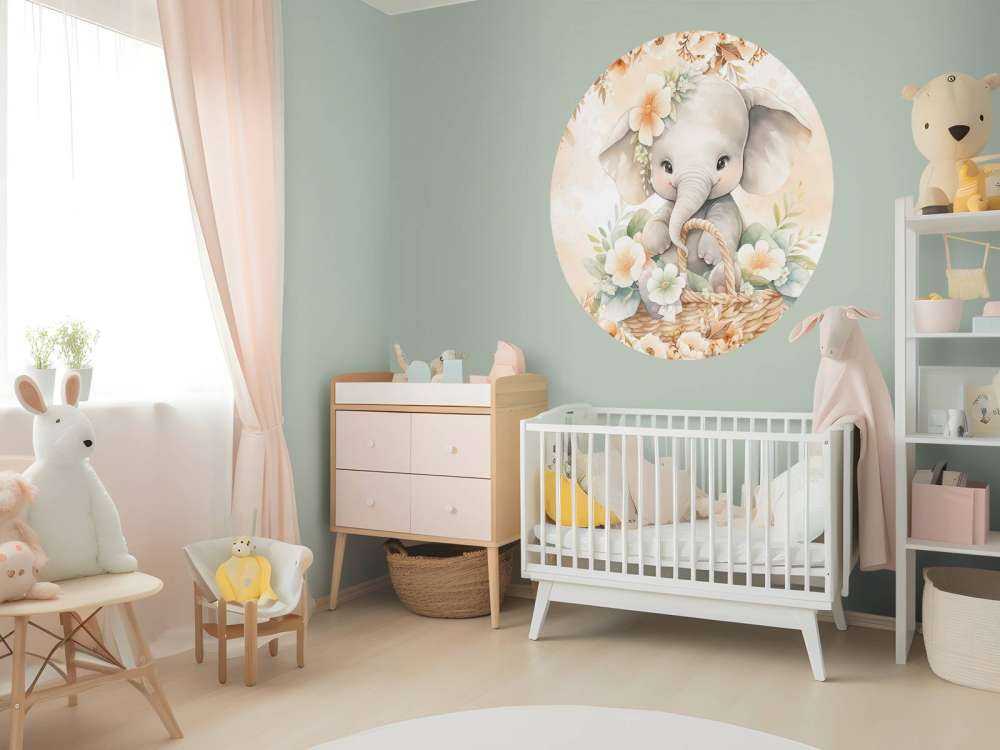 Elefante ombreggiato nel cesto di fiori