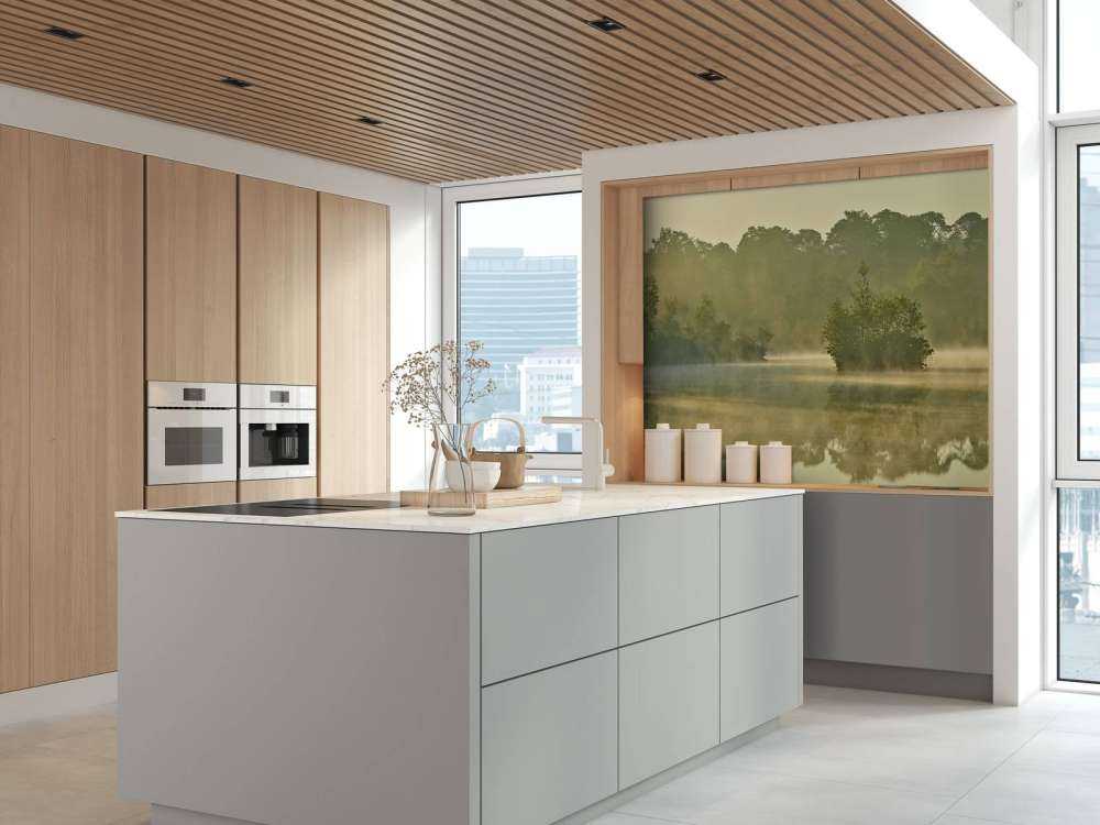 Nebulosa sopra un lago forestale