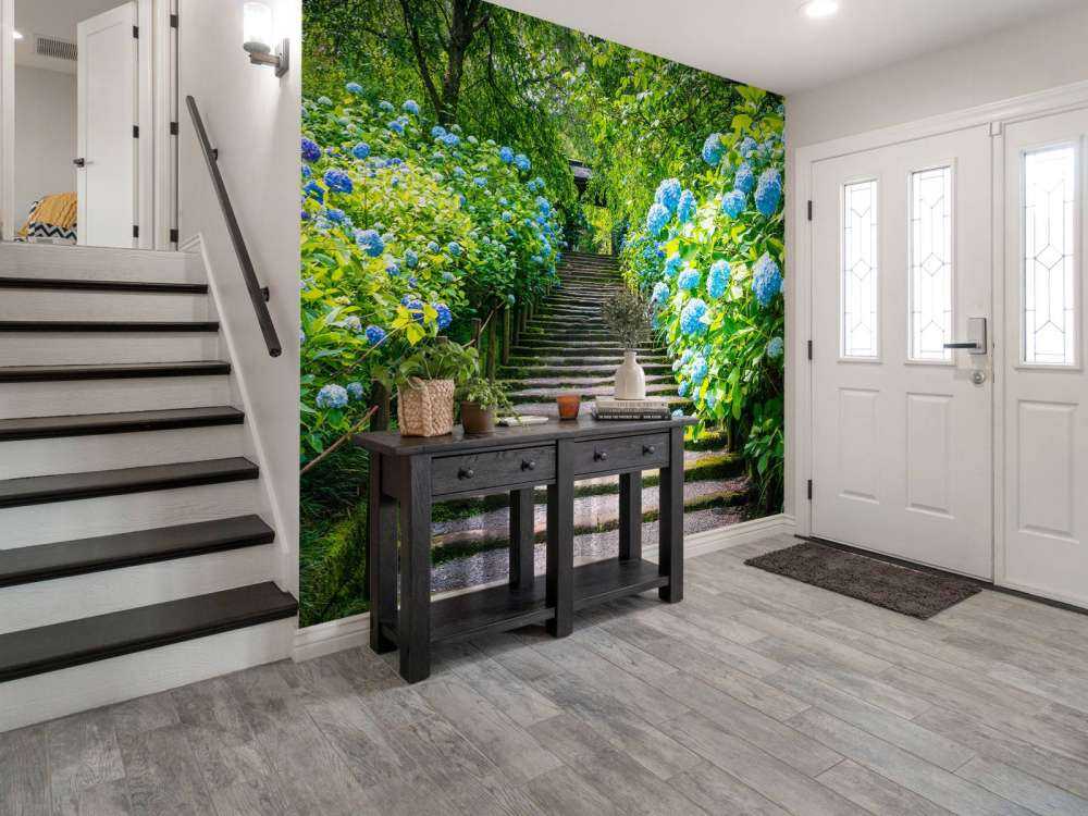 Scala tra le ortensie