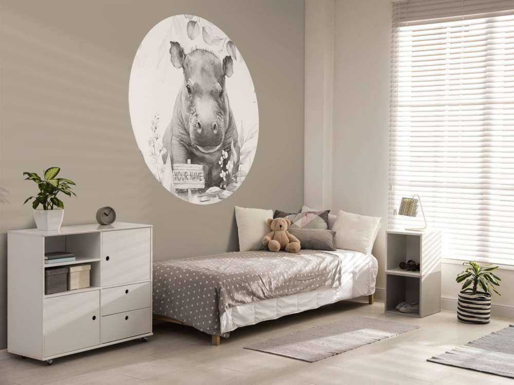 Baby ippopotamo nella giungla beige