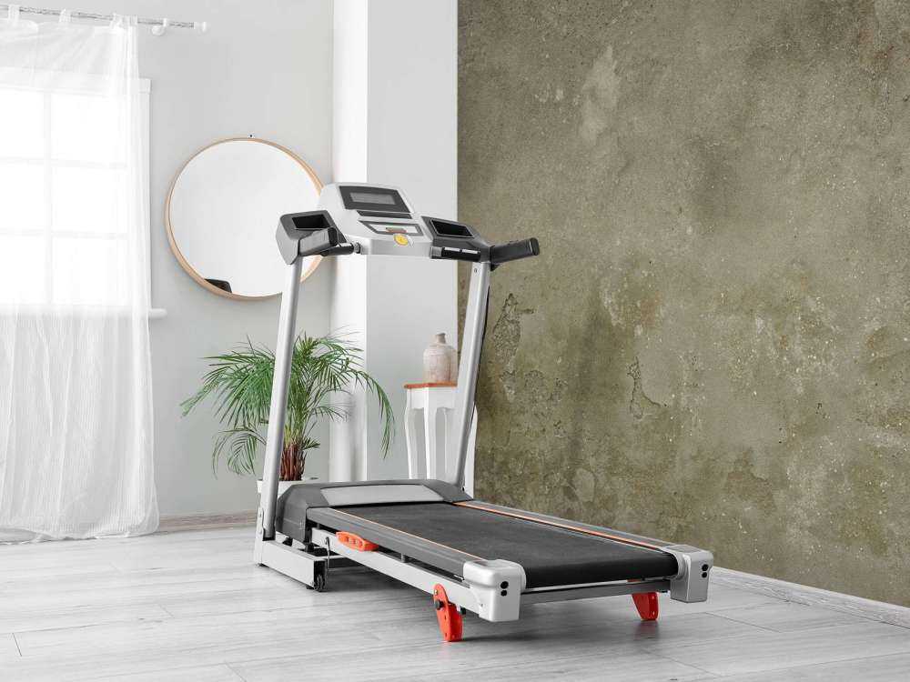 Vecchio muro con stucco rovinato dalle intemperie