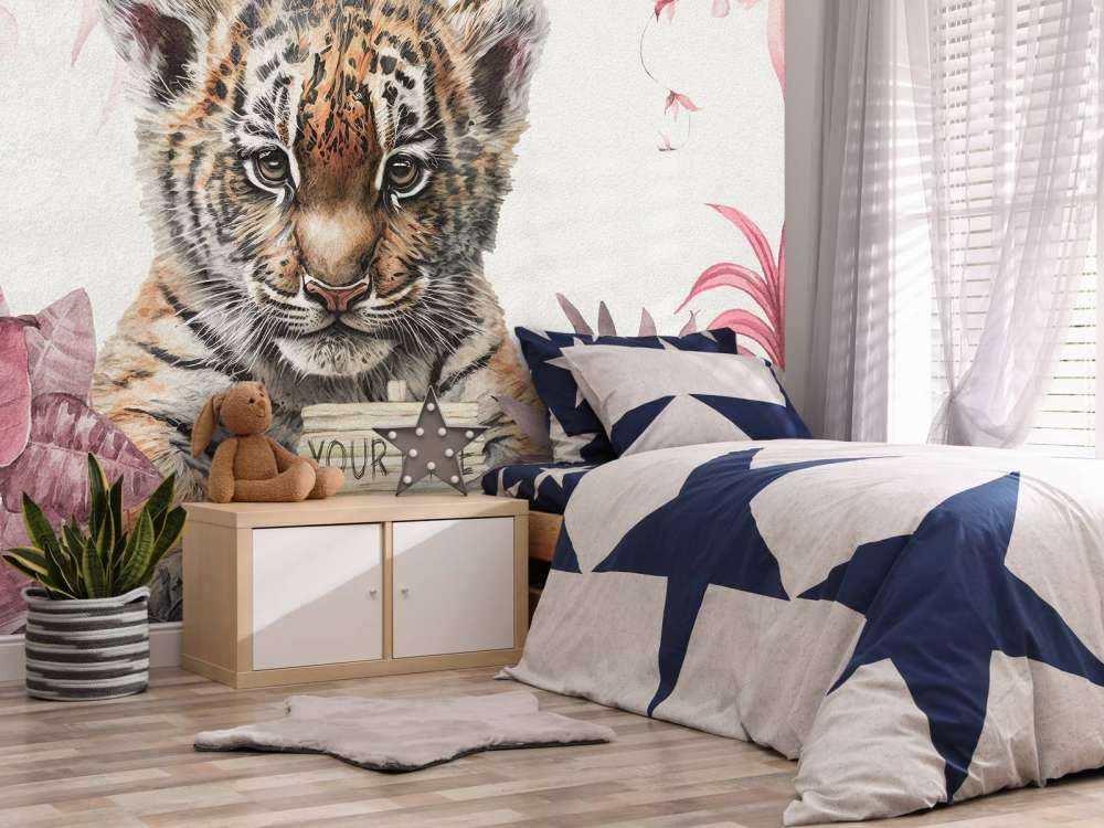 Tigre carina con piante rosa