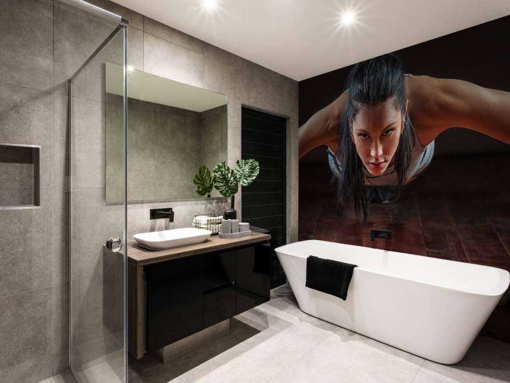 Donna che fa flessioni