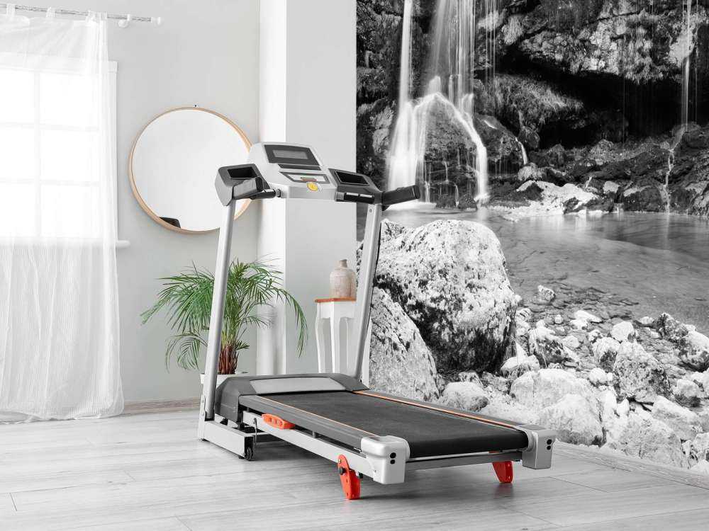 Cascata su un muro di pietra 