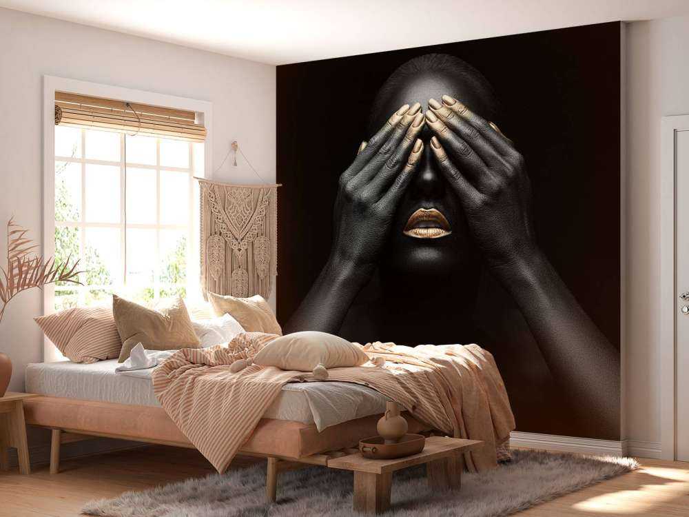 Donna con le mani davanti agli occhi