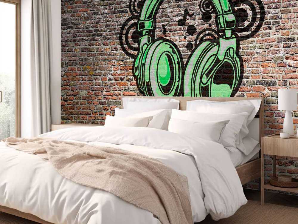 Graffiti su un vecchio muro di mattoni