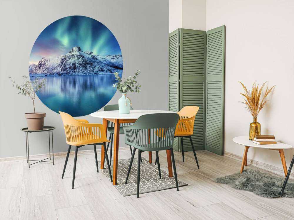 Aurora boreale su un oceano e montagne ghiacciate