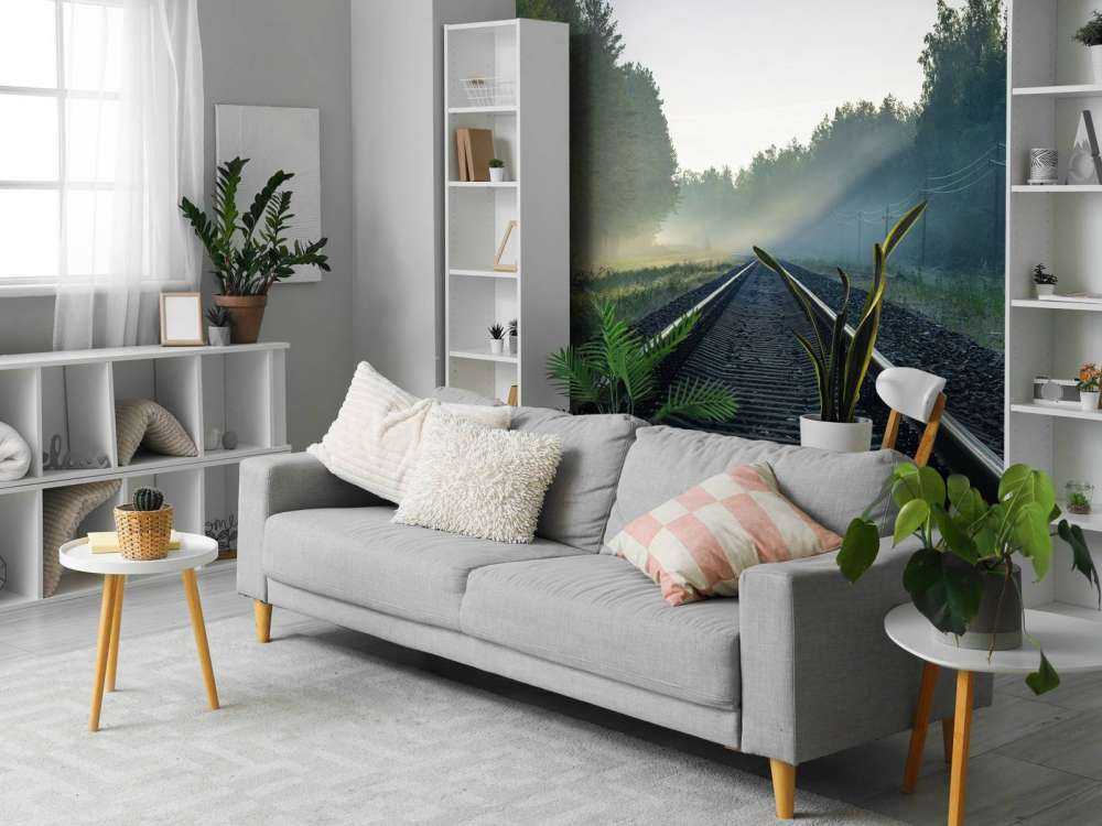 Binari del treno attraverso la foresta