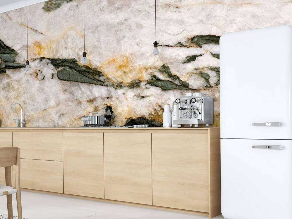 Marmo bianco con elementi verdi