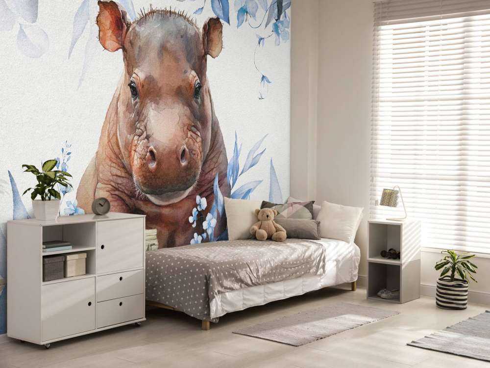 Baby ippopotamo tra le foglie blu