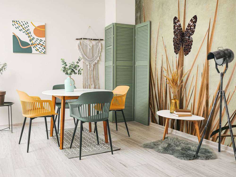 Farfalla vicino a vecchio muro