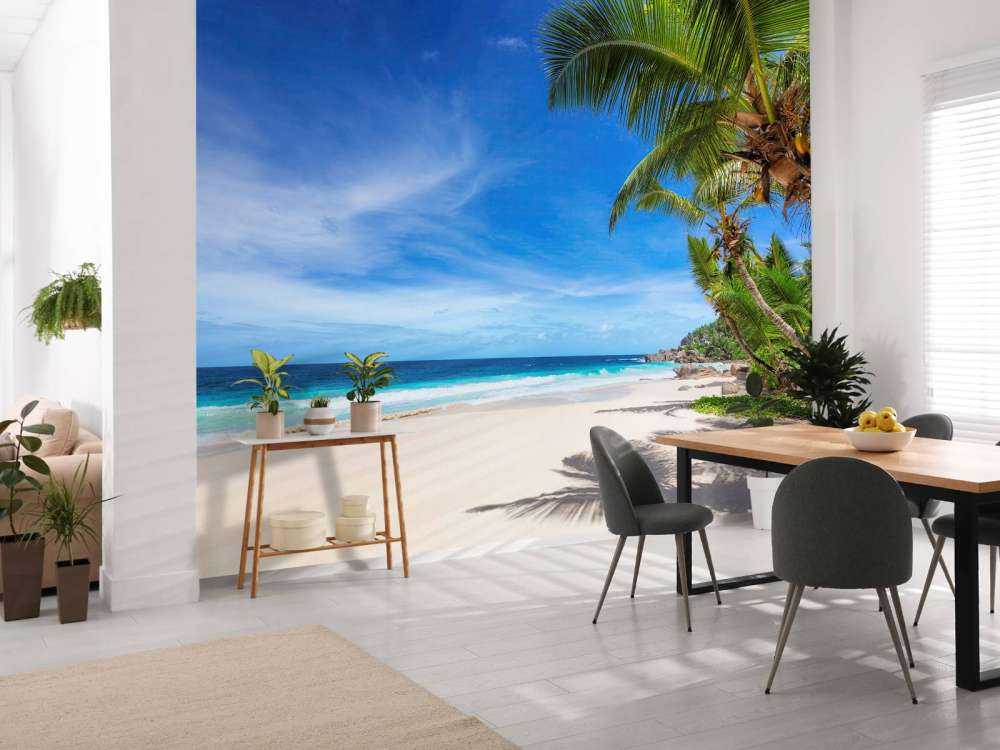 Spiaggia tropicale con palma