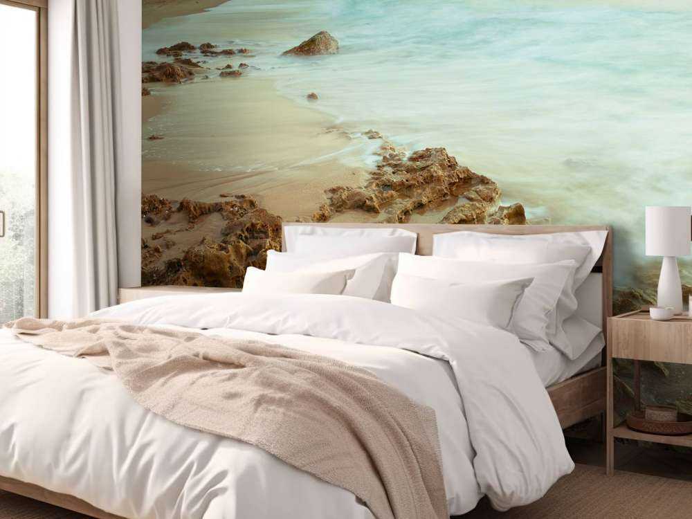 Spiaggia tranquilla con rocce