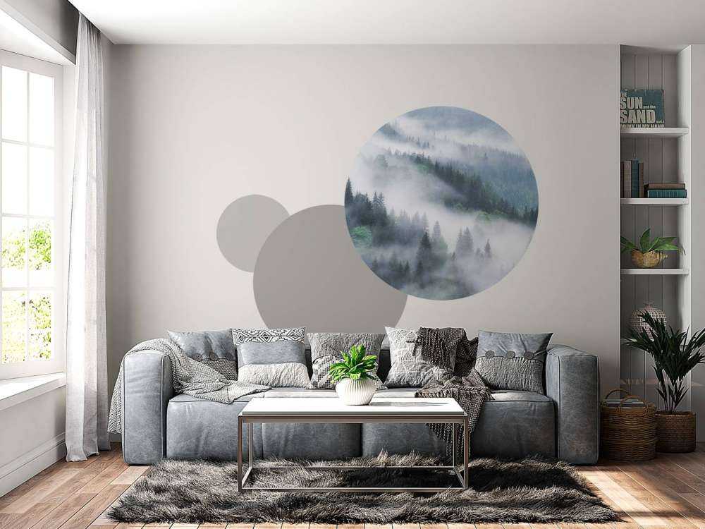 Foresta nebbiosa in montagna