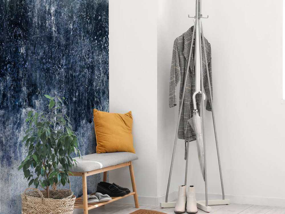 Vecchia parete blu alle intemperie