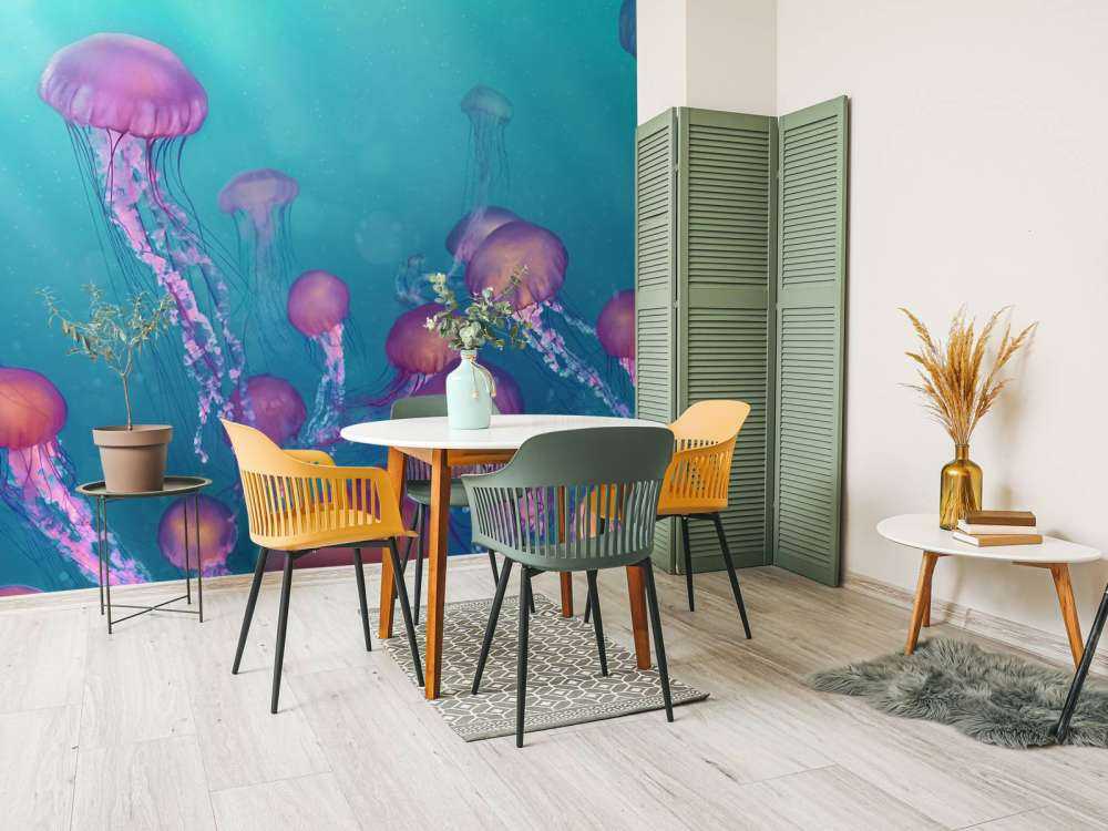 Medusa rosa in mare blu