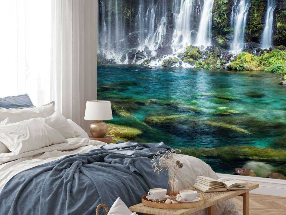 Panorama della cascata con acqua turchese blu turchese