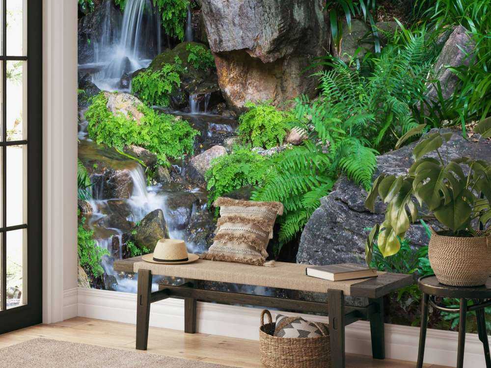 Cascata con piante tropicali