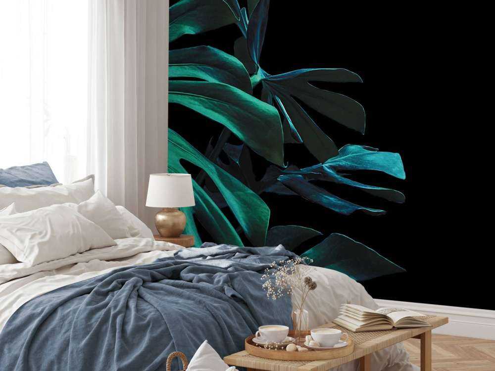 Foglie tropicali su sfondo nero