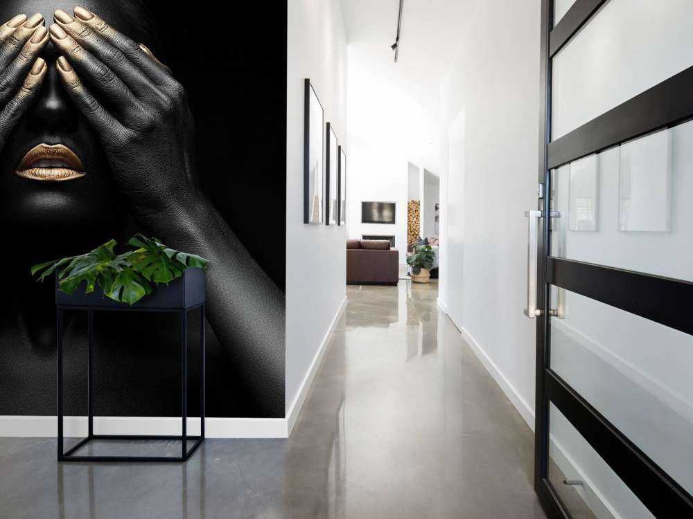 Donna con le mani davanti agli occhi