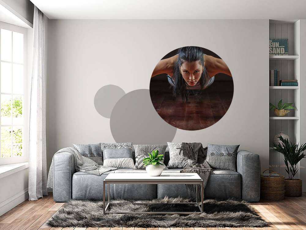 Donna che fa flessioni