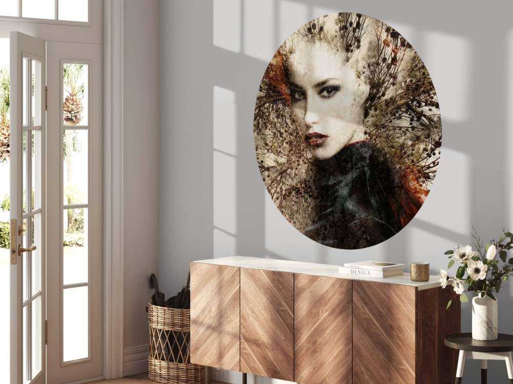 Donna e rami aggraziati