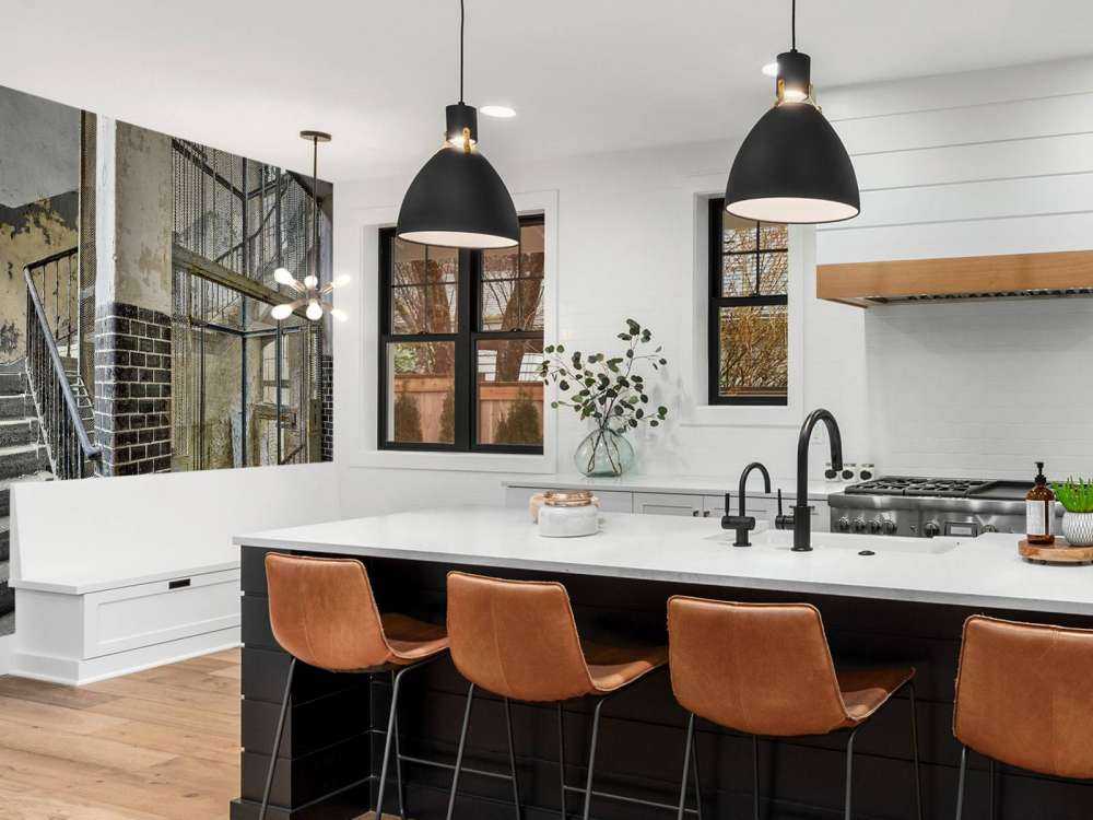 Vecchio pozzo dell'ascensore con scale