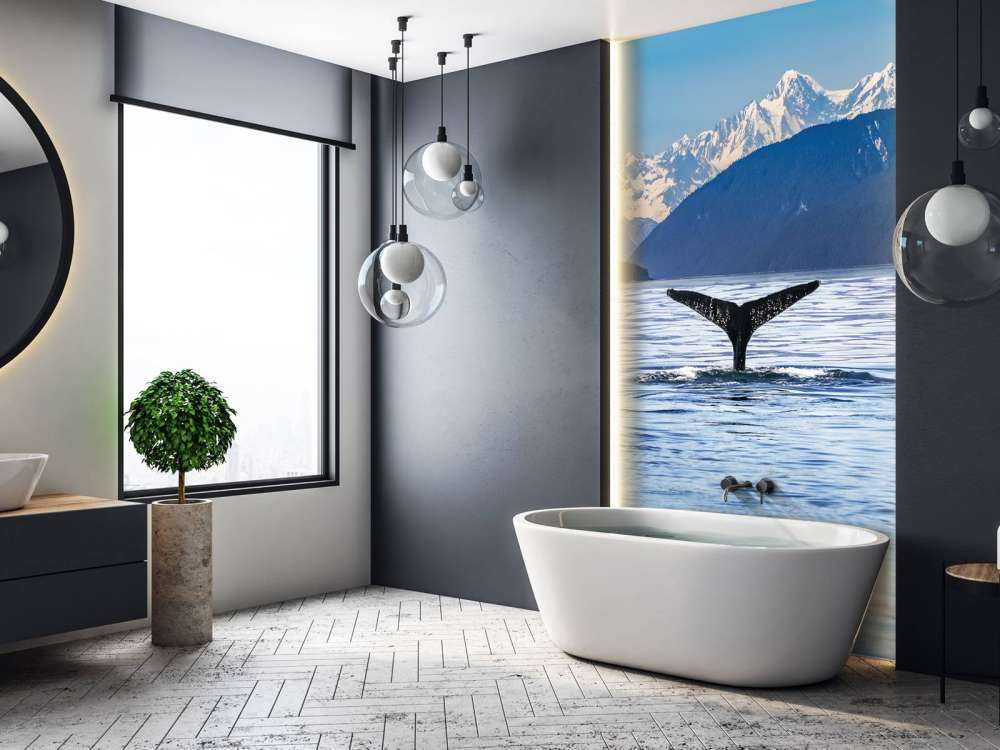 Immersione di balene con le montagne sullo sfondo